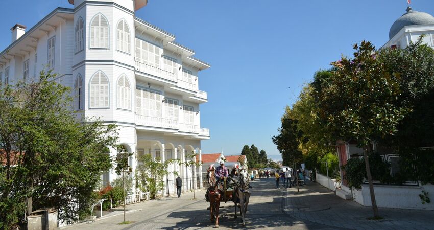 GÜNÜBİRLİK ÖZEL TEKNE İLE İSTANBUL ADALAR  (BÜYÜKADA-HEYBELİADA) VE EMİNÖNÜ TURU 07 EYLÜL 2025
