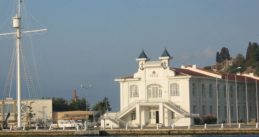 GÜNÜBİRLİK ÖZEL TEKNE İLE İSTANBUL ADALAR  (BÜYÜKADA-HEYBELİADA) VE EMİNÖNÜ TURLARI 2026